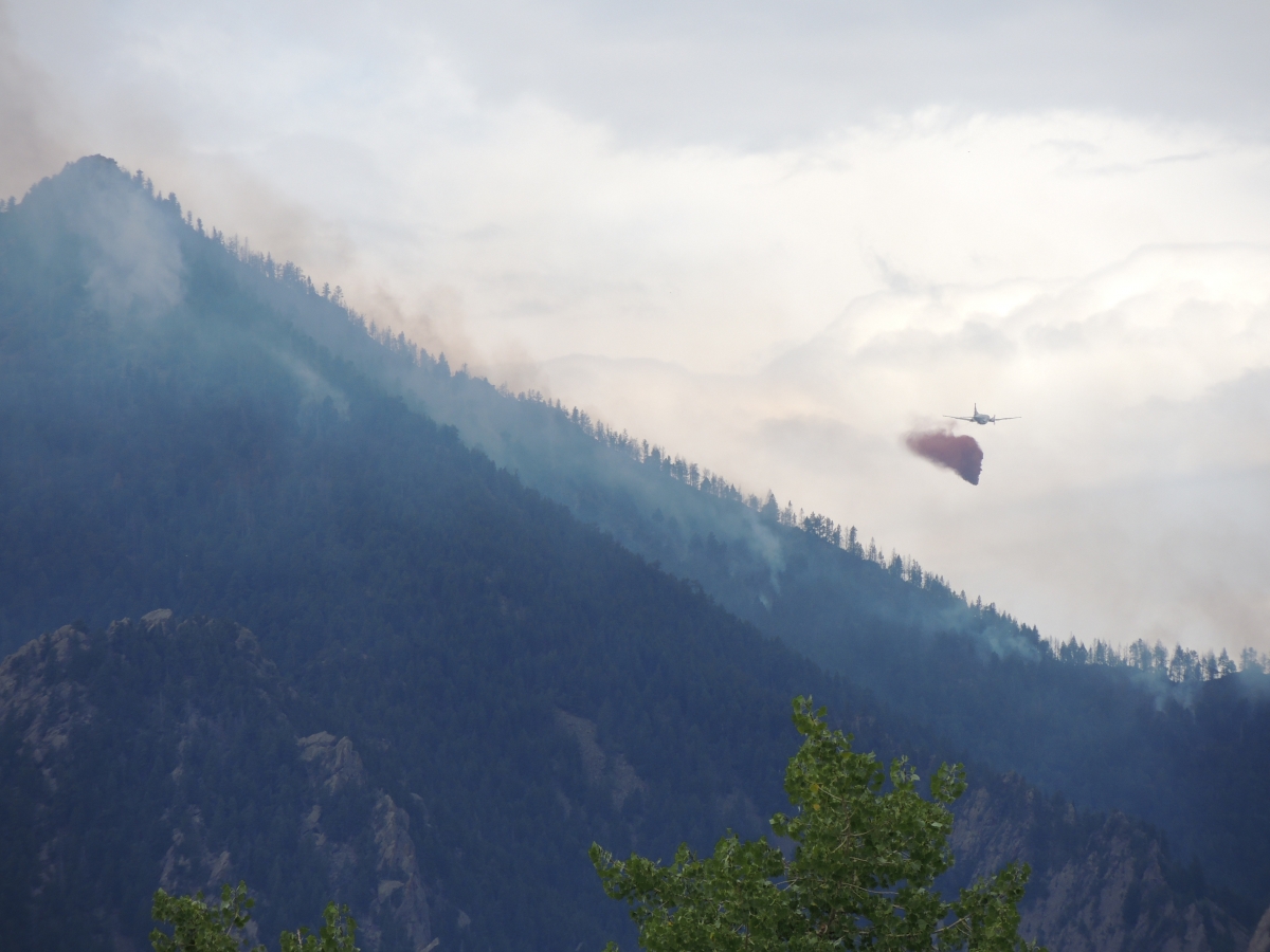 A firefighting airplane dropping fire retardant on the Flagstaff Fire, June 2012. Author: Runingonbrains, Source: Wikicommons.